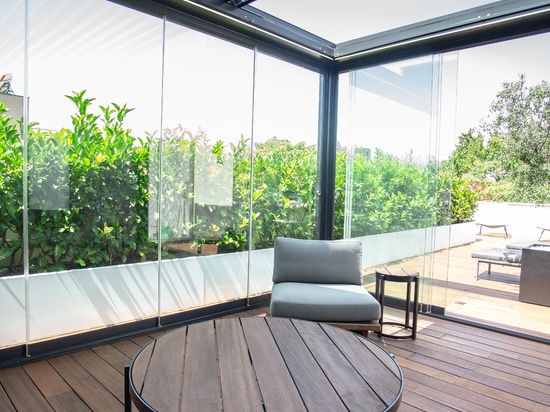 KE gestaltet den Pool-Loungebereich und die Outdoor-Dachterrasse einer Villa im Zentrum von Madrid