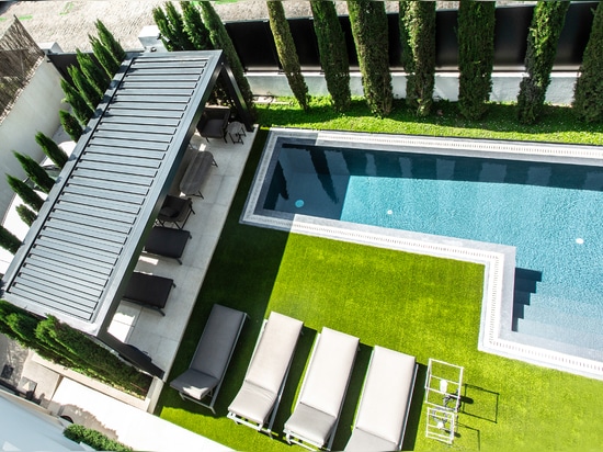 KE gestaltet den Pool-Loungebereich und die Outdoor-Dachterrasse einer Villa im Zentrum von Madrid