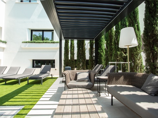 KE gestaltet den Pool-Loungebereich und die Outdoor-Dachterrasse einer Villa im Zentrum von Madrid