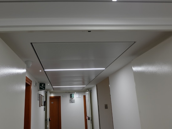 Metalldecke mit versteckter Struktur