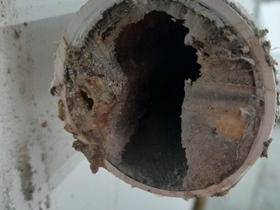 Fettverstopfung in einem Küchenrohr