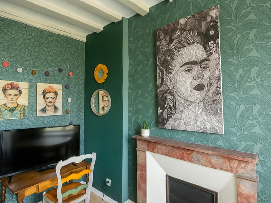 Schwarz-weiß bedruckter Infrarotstrahler in einem Airbnb
