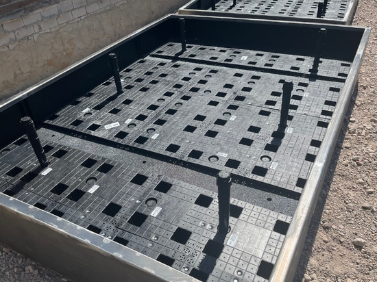 Boxmeer - Rathausplatz mit 8,3 m³ Wasserspeicher in den Pflanzkübeln