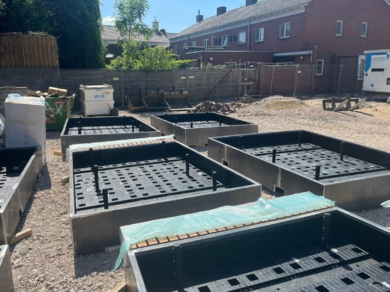 Boxmeer - Rathausplatz mit 8,3 m³ Wasserspeicher in den Pflanzkübeln