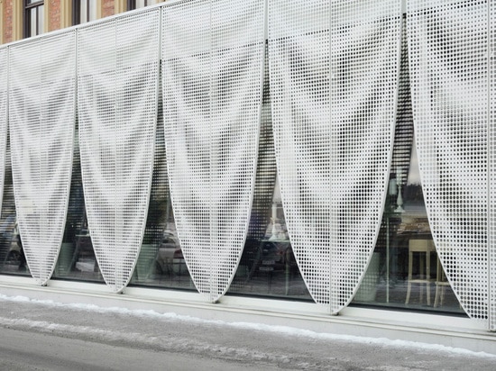 Ein Hotel in Schweden erhält einen Pavillion drapiert mit perforiertem Aluminium