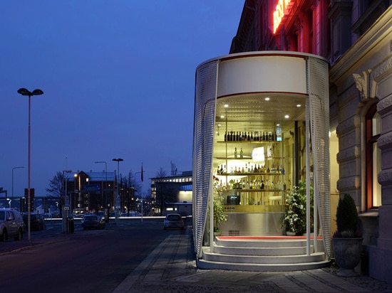 Ein Hotel in Schweden erhält einen Pavillion drapiert mit perforiertem Aluminium