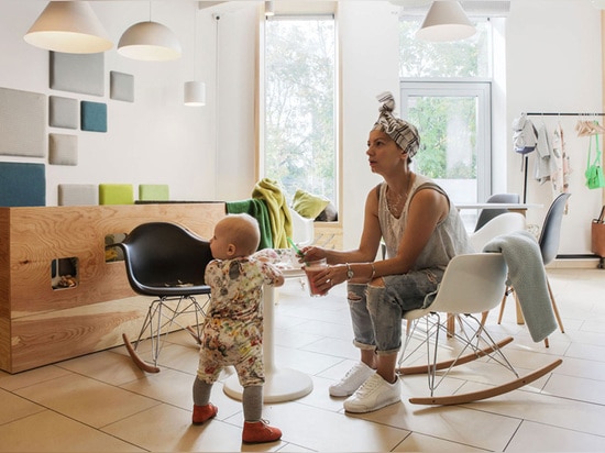 Sie können auf die Wände an dieser Kaffeestube zeichnen, die für Kinder konzipiert ist