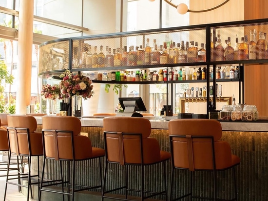 Industriell-schicke Bar-Umgebung mit Drahtgeflecht-Texturen und modernen Sitzgelegenheiten im Ace Porter