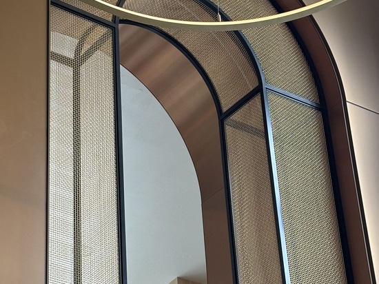 Detail des Torbogens im Omni San Diego Hotel, umrahmt von dekorativem Drahtgeflecht aus Bronze