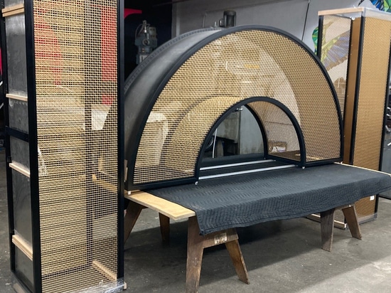 Gewölbter Torbogen aus Bronzegeflecht, entworfen und hergestellt von Desposito Designs für die Ace Porter Bar im Omni San Diego