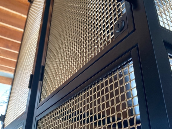 Nahaufnahme des Architekturdrahtgeflechts L-441 in blanker Bronze bei Ace Porter bar