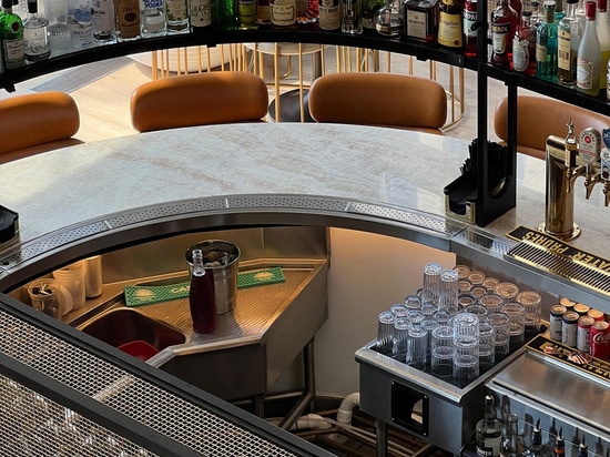 Nahaufnahme des Architekturdrahtgeflechts L-441 in blanker Bronze bei Ace Porter bar