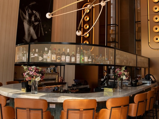 Banker Wire Bronze-Architekturdrahtgeflecht-Installation als Blickfang in der Ace Porter Bar