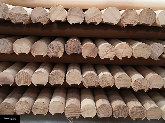 Holzsprossen: Maßgefertigte Massivholz-Handläufe für architektonische Projekte