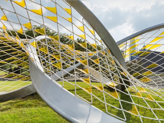 Eine verdrehte Kleeknotenskulptur ist in diesem städtischen Park angekommen