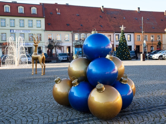 Pyramiden aus Kugeln: Spektakuläre Weihnachtsdekorationen für öffentliche Räume und nicht nur dort