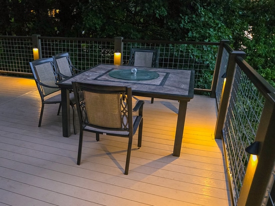 Entdecken Sie, wie geschweißte Drahtgittergeländer von Banker Wire eine sichere, stilvolle Lösung für Terrassen und Balkone im Freien bieten. Ideal für Heimwerker, die eine einfache Installation un...