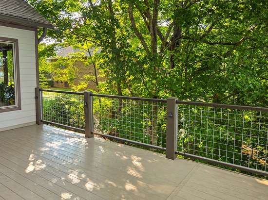 Basteln Sie Ihre Traumterrasse mit geschweißten Drahtgeflechtgeländern, die industriellen Charme und Langlebigkeit im Garten vereinen. Sehen Sie, wie das maßgeschneiderte Drahtgeflecht von Banker W...