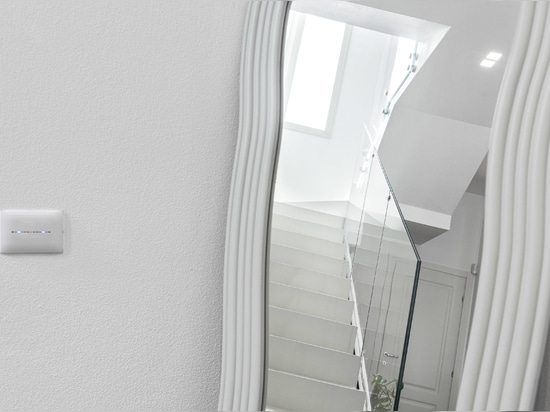 AVE-Technologie wertet eine italienische Villa durch Hausautomation und Touch-Schalter auf