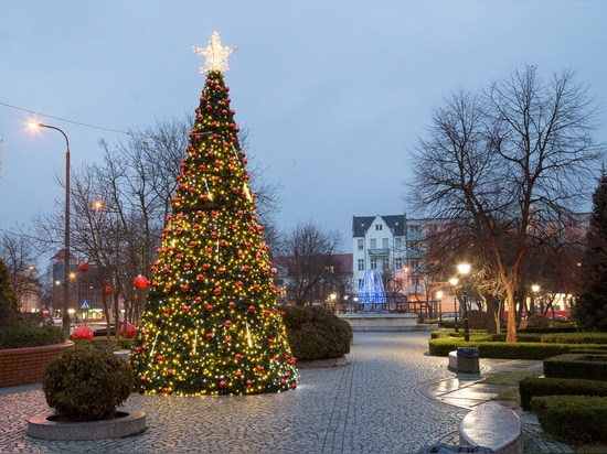 Weihnachtsbaumhüllen: eine tolle Idee für Blumentürme im Winter