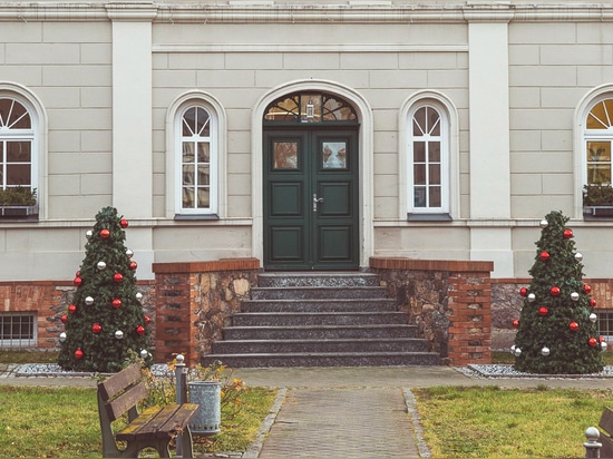 Weihnachtsbaumhüllen: eine tolle Idee für Blumentürme im Winter