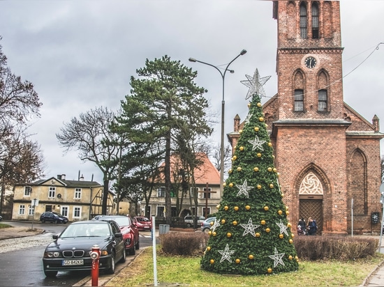 Weihnachtsbaumhüllen: eine tolle Idee für Blumentürme im Winter