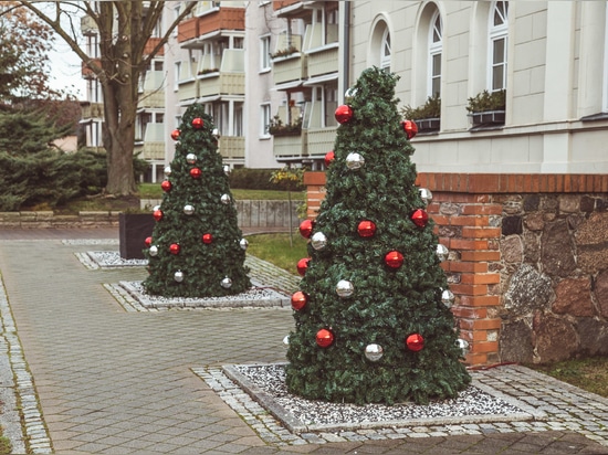 Weihnachtsbaumhüllen: eine tolle Idee für Blumentürme im Winter