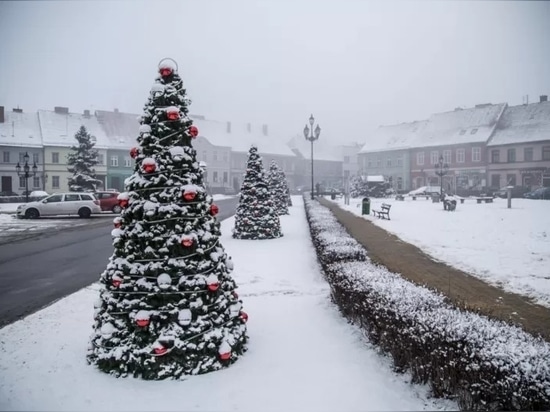 Weihnachtsbaumhüllen: eine tolle Idee für Blumentürme im Winter