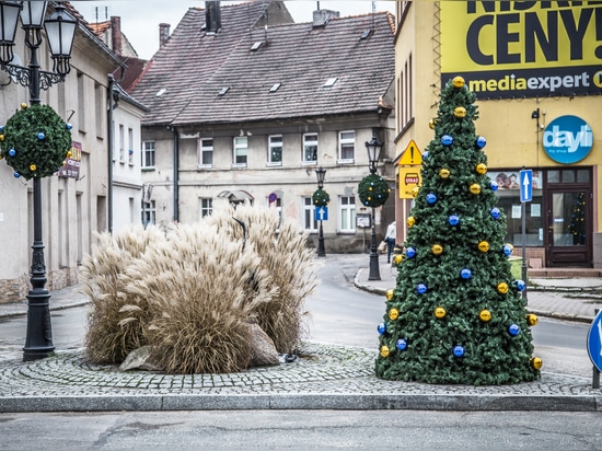 Weihnachtsbaumhüllen: eine tolle Idee für Blumentürme im Winter