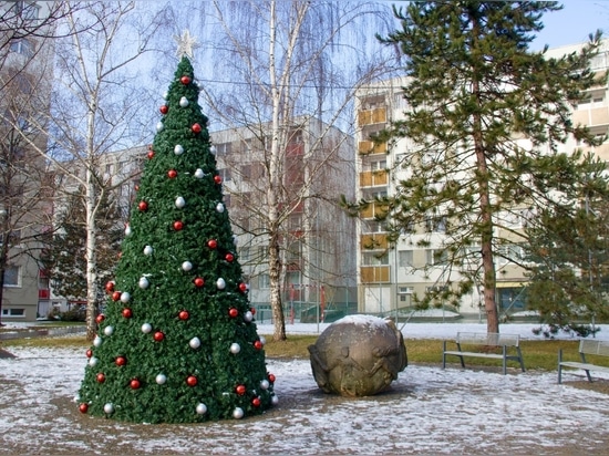 Weihnachtsbaumhüllen: eine tolle Idee für Blumentürme im Winter