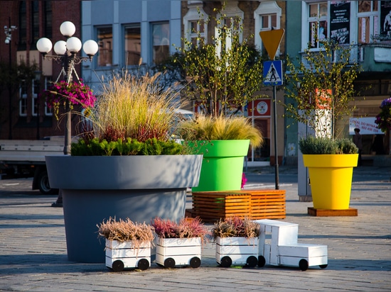 Städtische Töpfe und Blumentürme ideal für Herbstarrangements