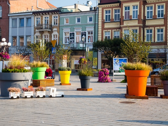 Städtische Töpfe und Blumentürme ideal für Herbstarrangements