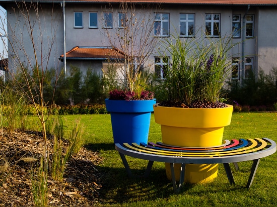Städtische Töpfe und Blumentürme ideal für Herbstarrangements