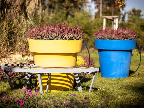 Städtische Töpfe und Blumentürme ideal für Herbstarrangements