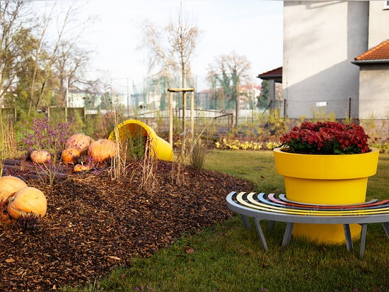 Städtische Töpfe und Blumentürme ideal für Herbstarrangements