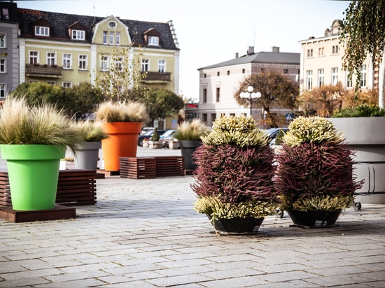 Städtische Töpfe und Blumentürme ideal für Herbstarrangements