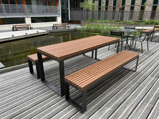 Málaga-Picknicktische mit WPC (Wood Plastic Composite) Kunstholzplanken im Innenhof des World Trade Centre in den Niederlanden.