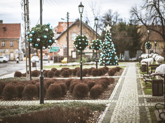 Durchbrochene Dekorationen und Fichtenkugeln für Straßenlaternen