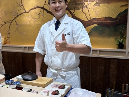 Der Sushi-Chef gibt den Daumen hoch!