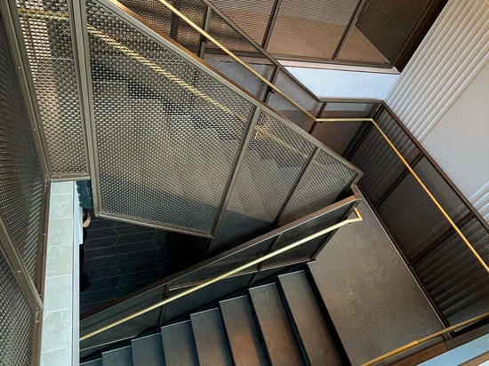 New Yorker Treppenhausdesign mit gewebtem Drahtgeflecht und Eleganz