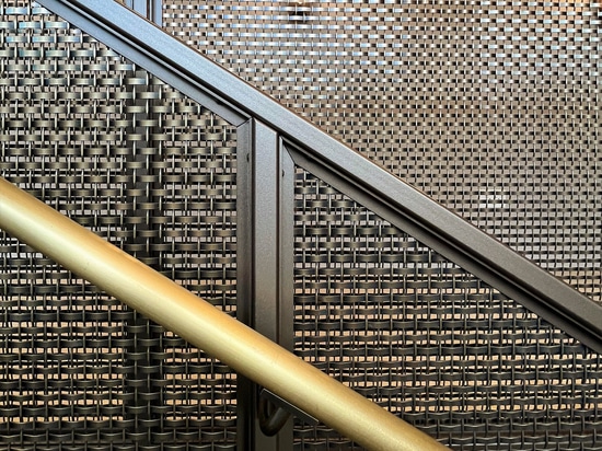 New Yorker Treppenhaus mit Handläufen aus gewebtem Drahtgeflecht