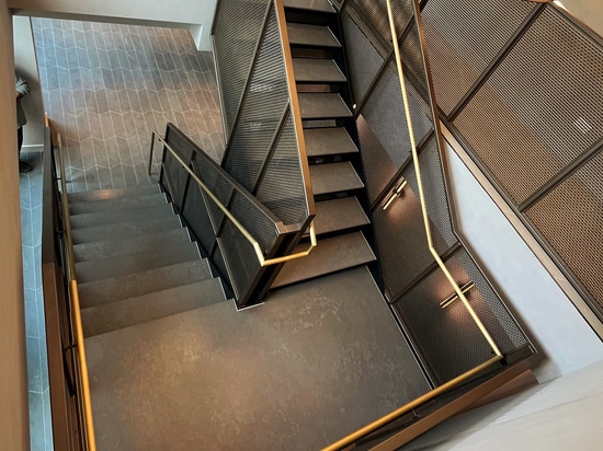 New Yorker Treppenhaus: Drahtgeflecht trifft auf modernen Luxus