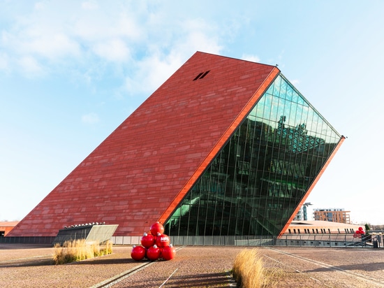 Pyramiden aus XXL-Kugeln: ein moderner festlicher Akzent für öffentliche Räume