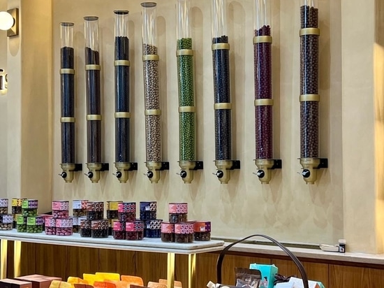 Individuell gestaltete Gold-Süßigkeiten-Spender: Eine besondere Wandlösung für den Luxuseinzelhandel