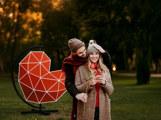 Dekorationen zum Valentinstag in öffentlichen Räumen