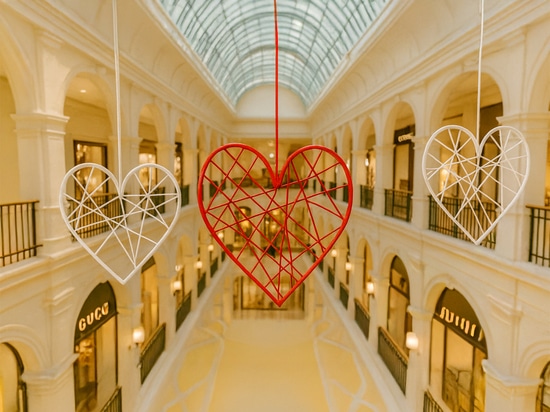 Dekorationen zum Valentinstag in öffentlichen Räumen