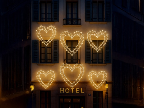 Dekorationen zum Valentinstag in öffentlichen Räumen