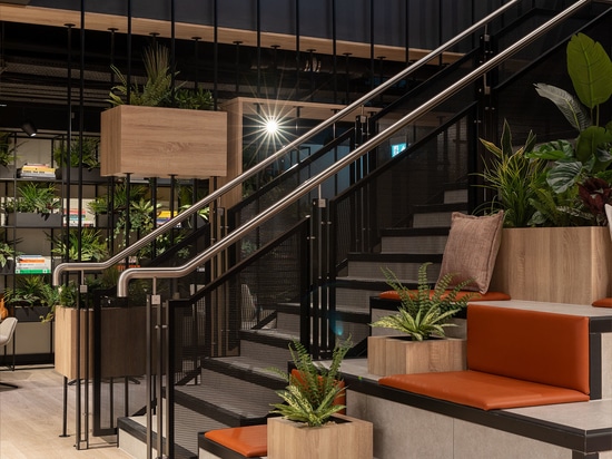 Das architektonische Drahtgeflecht LPZ-71 von Banker unterstreicht das Design von Treppen mit klaren Linien, langlebigen Materialien und einem modernen Look, der ideal für Wohn- und Geschäftsräume ...