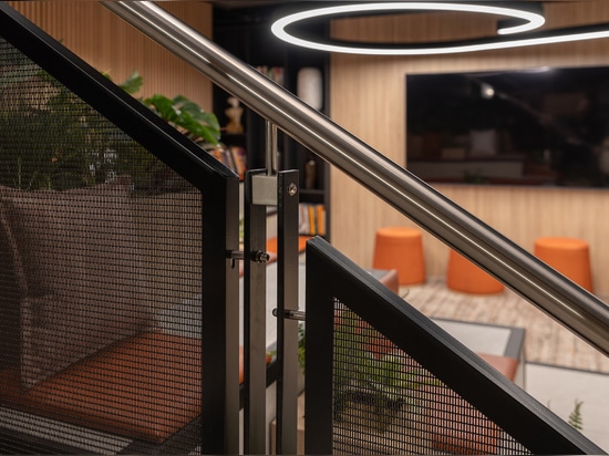 Das architektonische Drahtgeflecht LPZ-71 von Banker unterstreicht das Design von Treppen mit klaren Linien, langlebigen Materialien und einem modernen Look, der ideal für Wohn- und Geschäftsräume ...