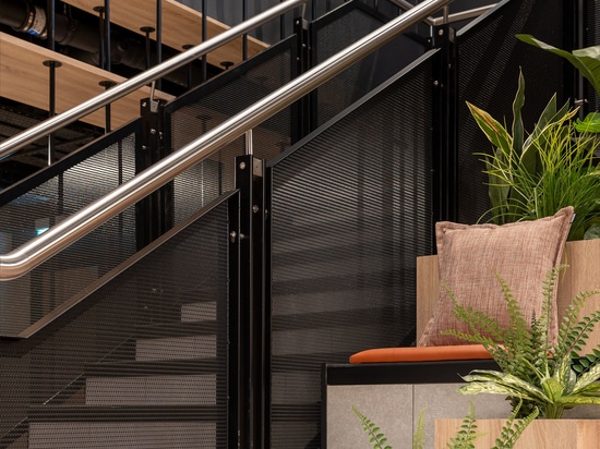 Das architektonische Drahtgeflecht LPZ-71 von Banker unterstreicht das Design von Treppen mit klaren Linien, langlebigen Materialien und einem modernen Look, der ideal für Wohn- und Geschäftsräume ...